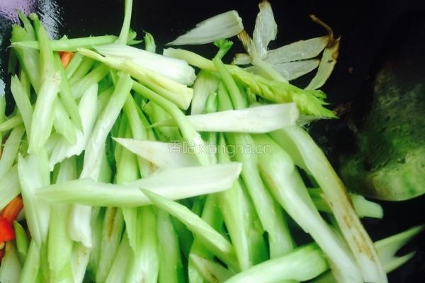 木耳炒西芹的做法图解4