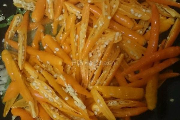 黄辣椒炒金针菇的做法图解5