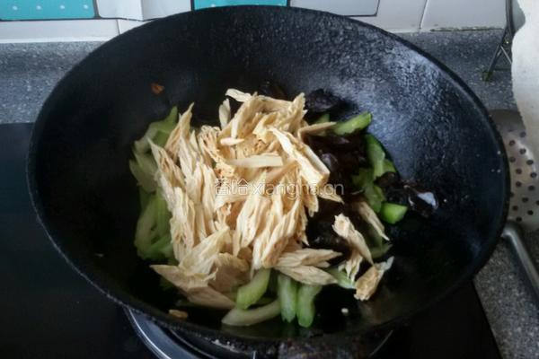 素炒腐竹芹菜的做法图解4