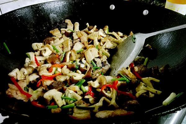 冬菇炒五花肉的做法图解14