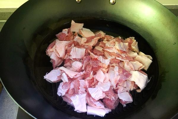 土豆炖牛腩的做法图解1