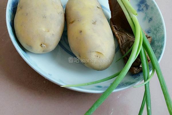 香葱土豆萝卜干丁的做法图解1