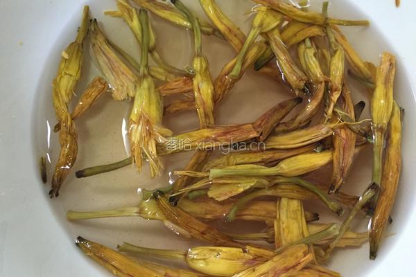 黄花菜排骨汤的做法图解1