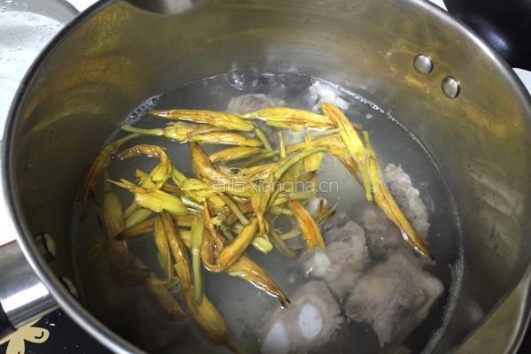 黄花菜排骨汤的做法图解3