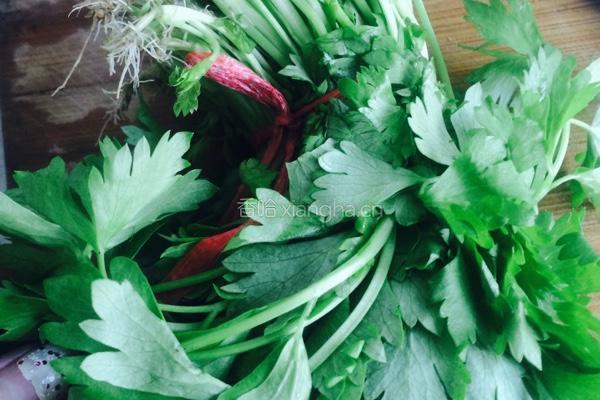 芹菜苗炒肉丝的做法图解1