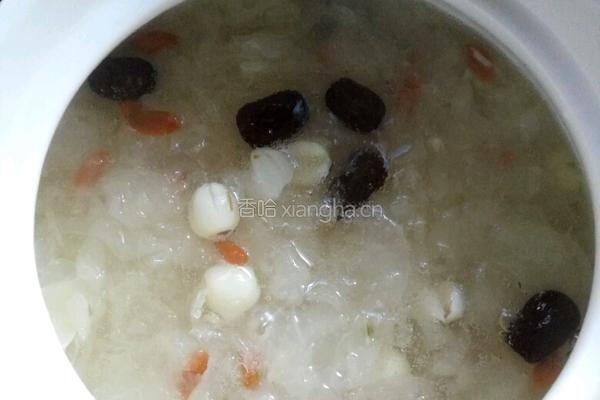 银耳莲子羹