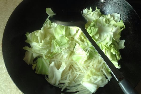 土豆炒卷心菜的做法图解4