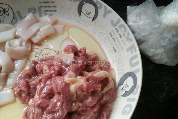 牛腩鲜鱿面的做法图解1
