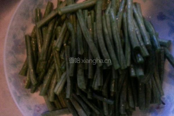 剁椒豇豆的做法图解1