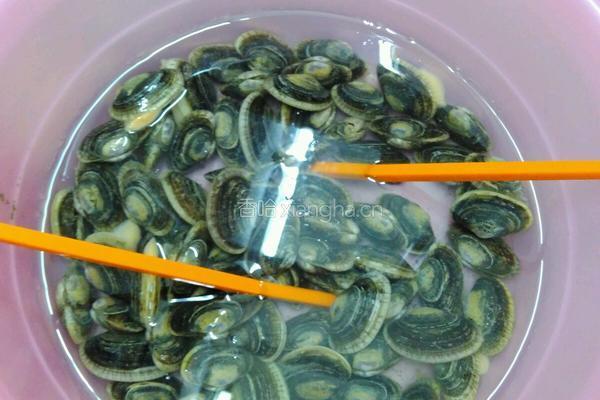 炒花甲的做法图解1