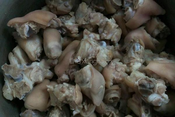 酱香猪蹄的做法图解1