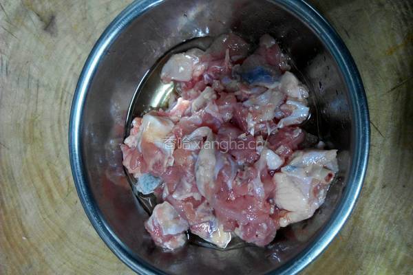 蘑菇炒小鸡的做法图解1