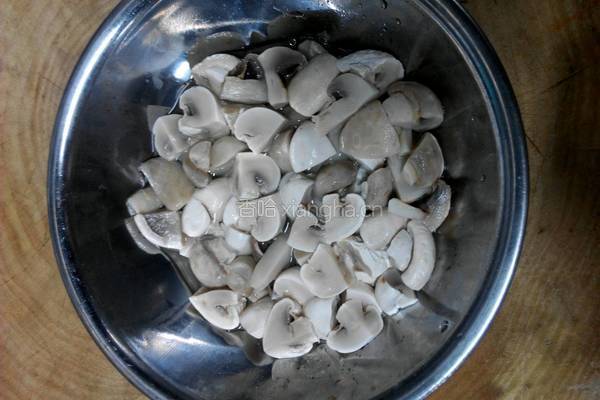 蘑菇炒小鸡的做法图解3