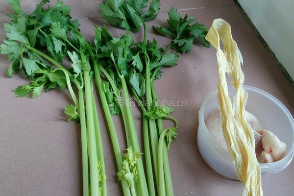 芹菜腐竹肉片的做法图解1