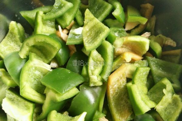 青椒土豆炒肉的做法图解1