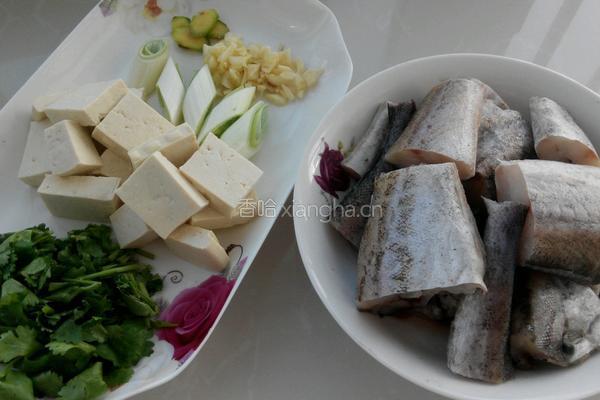 鳕鱼炖豆腐的做法图解1