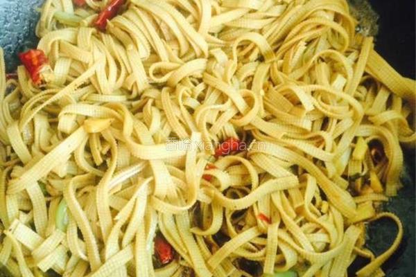 豆皮炒韭菜苔的做法图解2