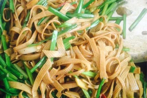 豆皮炒韭菜苔的做法图解3