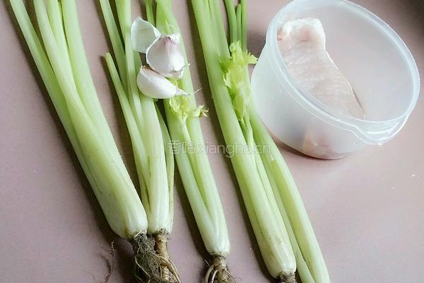 蒜蓉肉未芹菜的做法图解1
