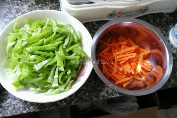青椒炒香肠的做法图解2
