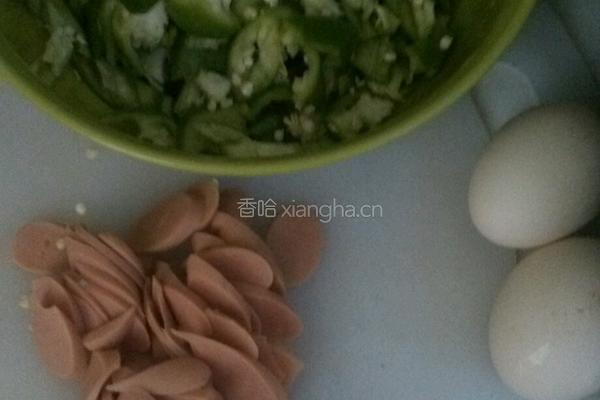 青椒火腿炒蛋的做法图解1
