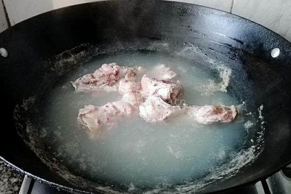 胡萝卜猪骨汤的做法图解2
