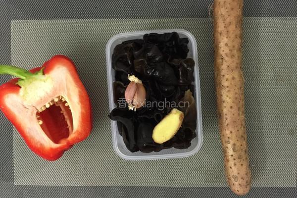 木耳炒山药的做法图解1
