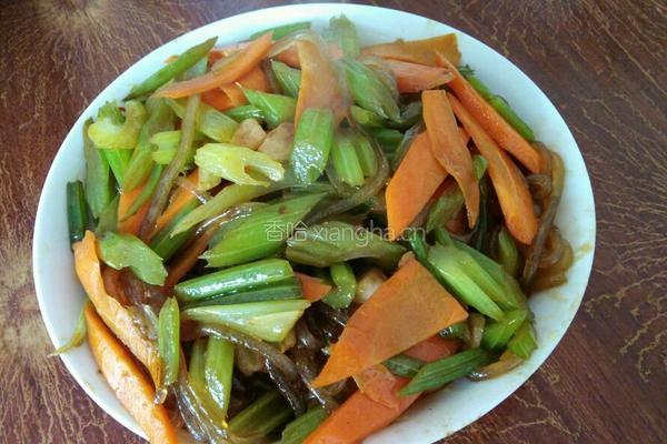芹菜胡萝卜炒粉条
