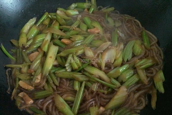 芹菜胡萝卜炒粉条的做法图解7