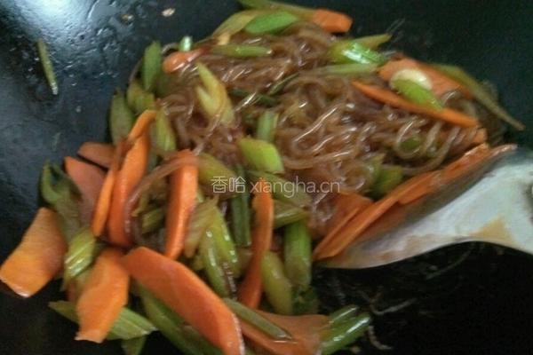 芹菜胡萝卜炒粉条的做法图解8