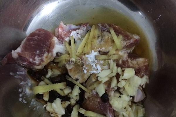 电饭锅焖排骨饭的做法图解1