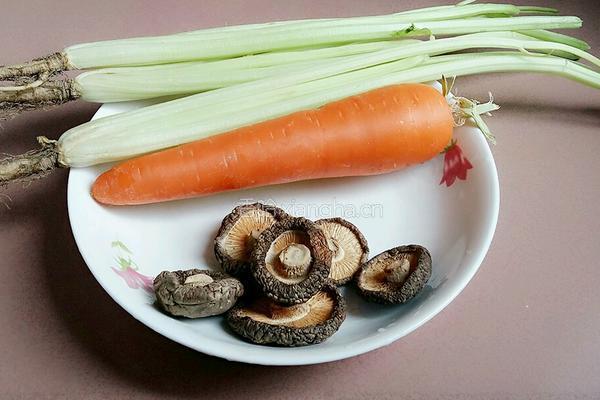 芹菜胡萝卜香菇丁的做法图解1