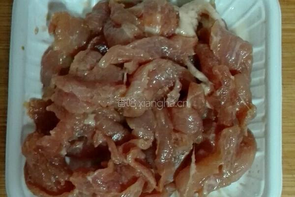 辣椒炒肉的做法图解1