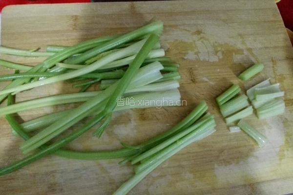 芹菜香干的做法图解2