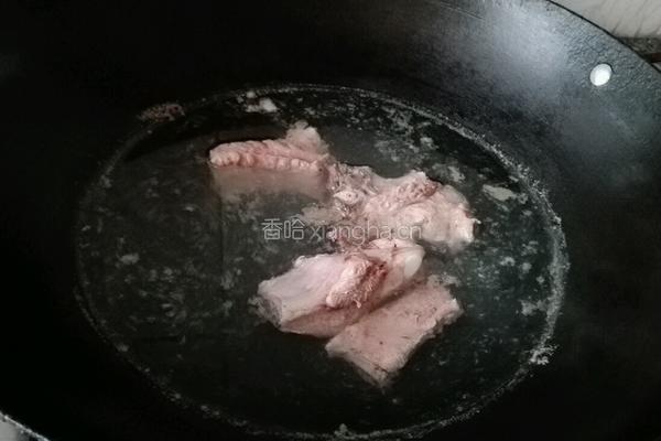 蕃茄玉米排骨汤的做法图解2