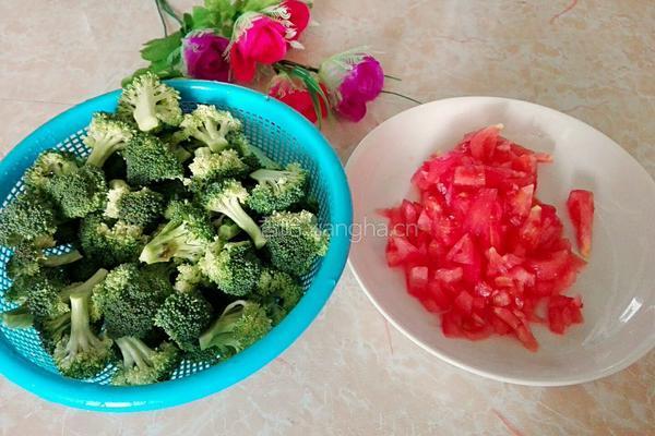 番茄炒西兰花的做法图解2