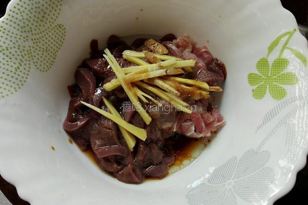猪肝瘦肉枸杞叶汤的做法图解3
