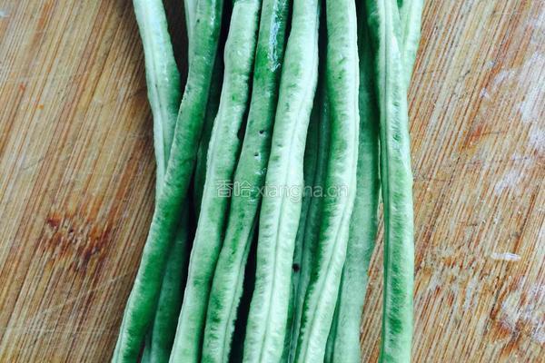 干煸蒜香豆角的做法图解1