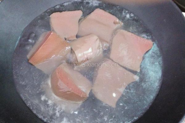 猪血炒豆腐的做法图解1