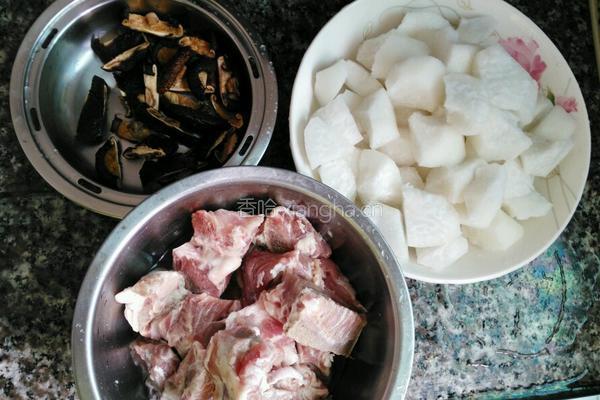 香菇萝卜排骨汤的做法图解1