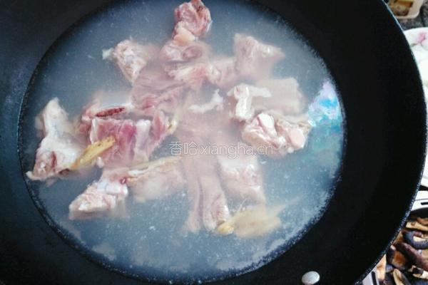 香菇萝卜排骨汤的做法图解2