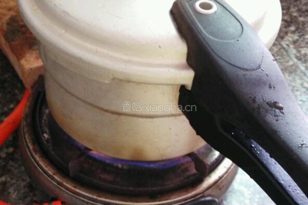 香菇萝卜排骨汤的做法图解5