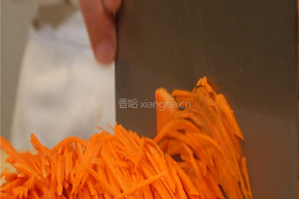 凉拌胡萝卜丝的做法图解1