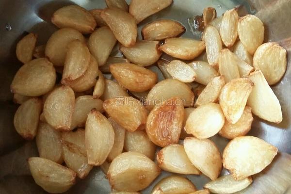 大蒜烧鲶鱼的做法图解2
