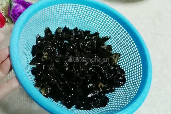 甜椒肉丝炒木耳的做法图解2