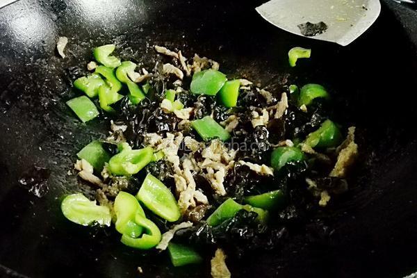 甜椒肉丝炒木耳的做法图解8