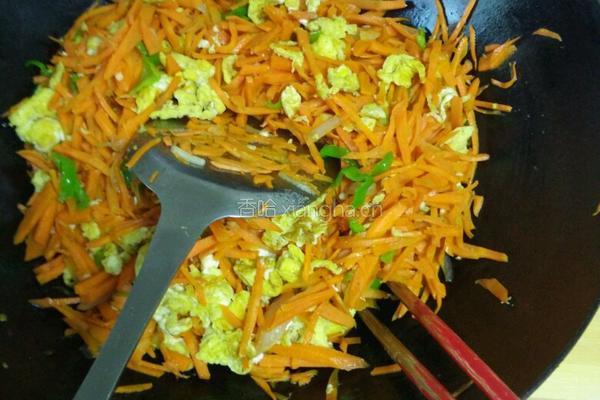 胡萝卜鸡蛋馅饼的做法图解1