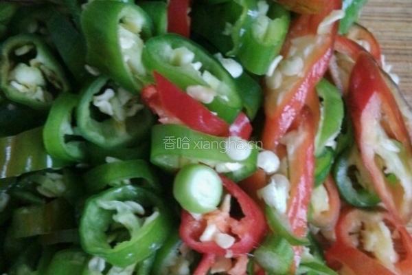 秋葵炒榨菜条的做法图解1