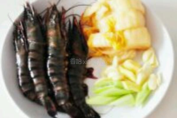 辣白菜烧虾的做法图解1