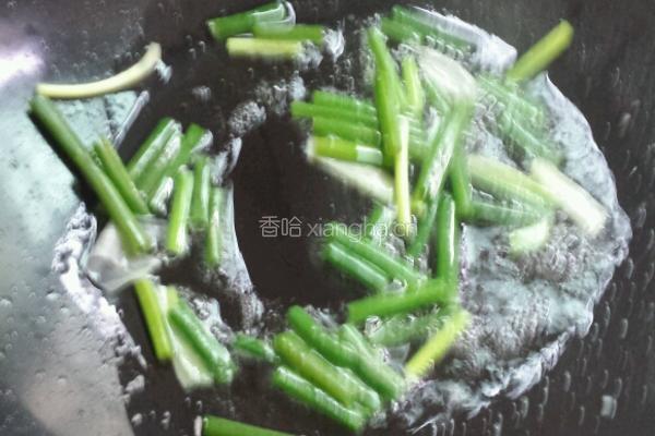 韭菜花炒猪肉的做法图解4